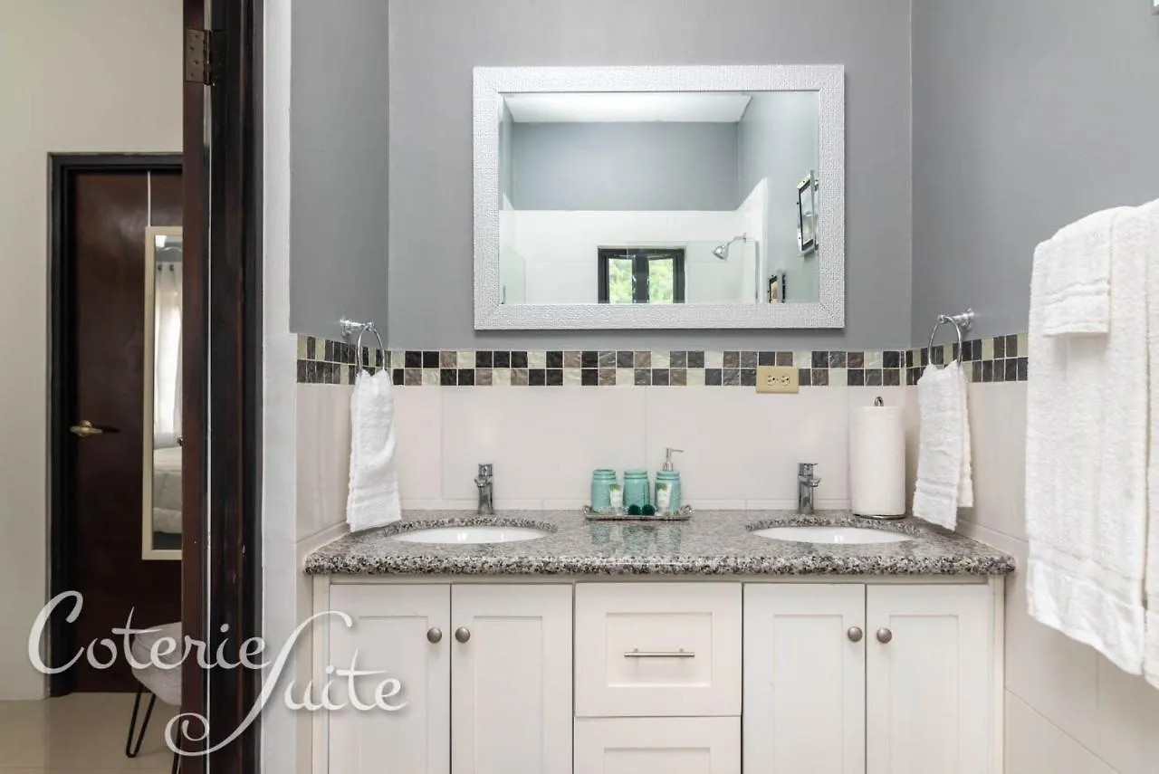 Coterie Suite - 4Br - Meadow Palms Apartment B12 Kingston