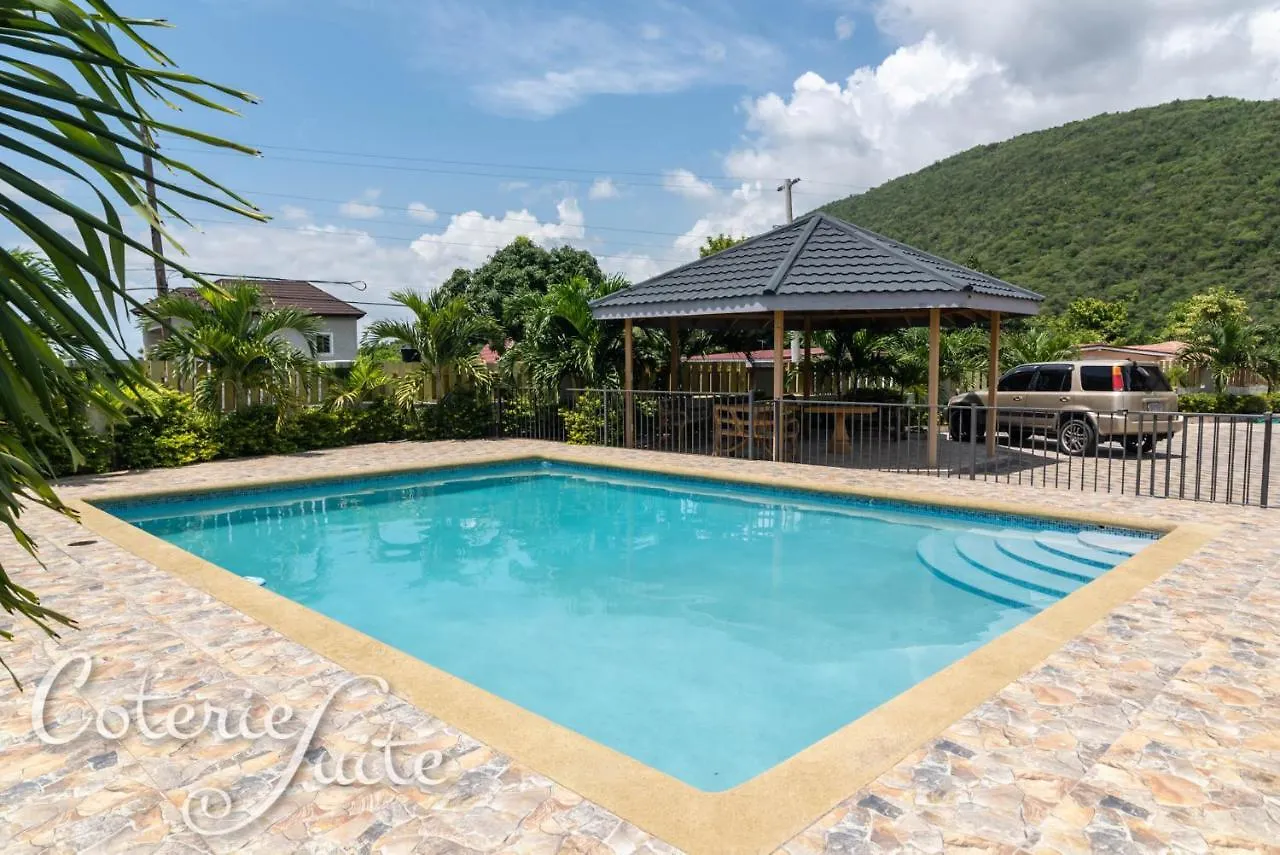 Coterie Suite - 4Br - Meadow Palms Apartment B12 Kingston